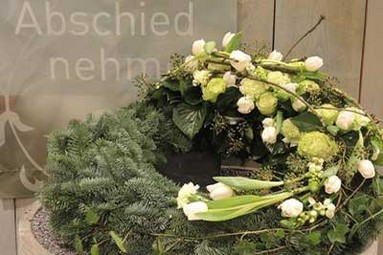 Trauerkranz mit weißen Fruehlingsblumen - Blumenhaus Wenner